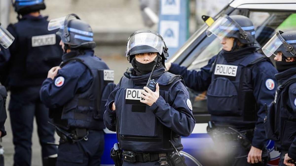 الشرطة الفرنسية تلاحق مسلحًا يحمل كلاشينكوف