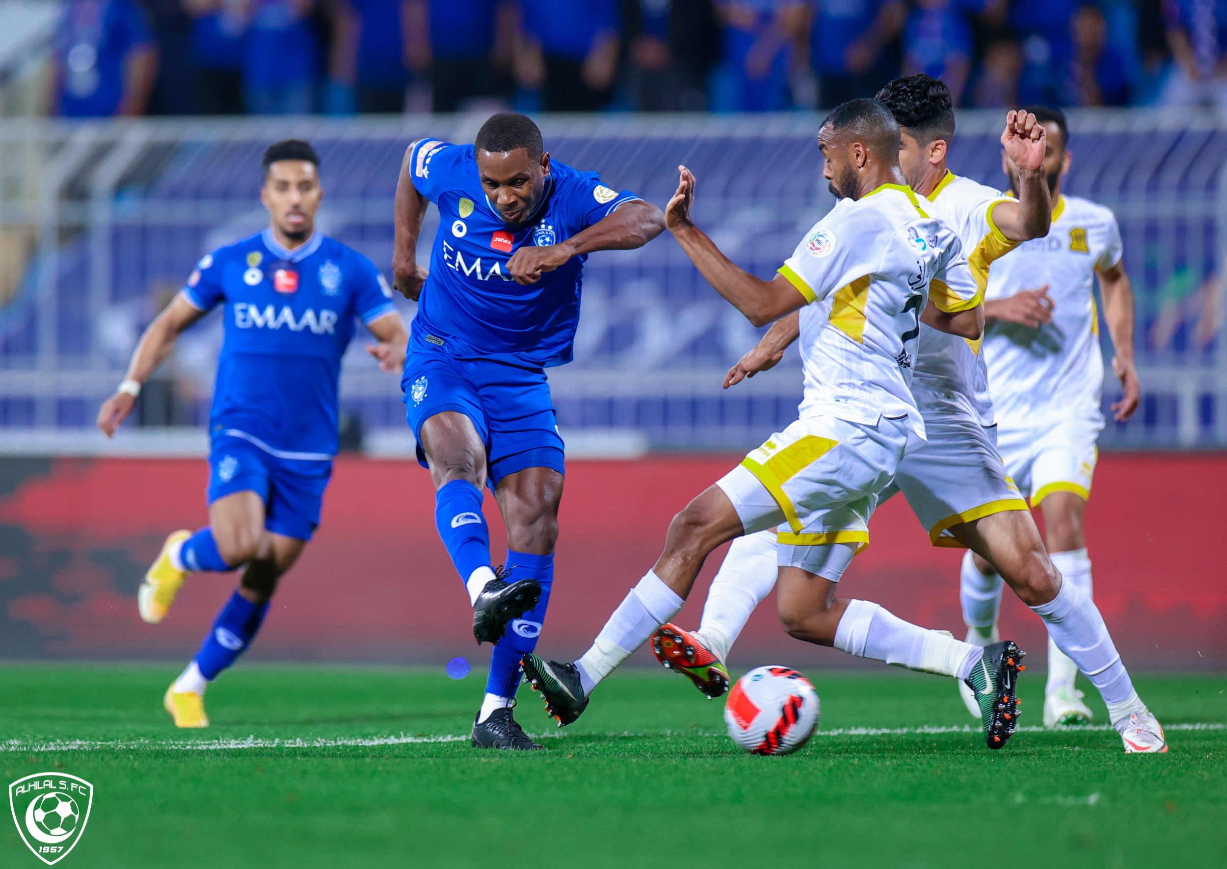 لقب الدوري منحصر بين الاتحاد والهلال