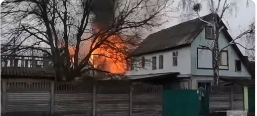 شاهد.. النيران تحاصر السكان في ضواحي كييف