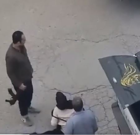 شاهد.. عنصر حكومي إيراني يضرب امرأة بكعب بندقيته شمال الأحواز