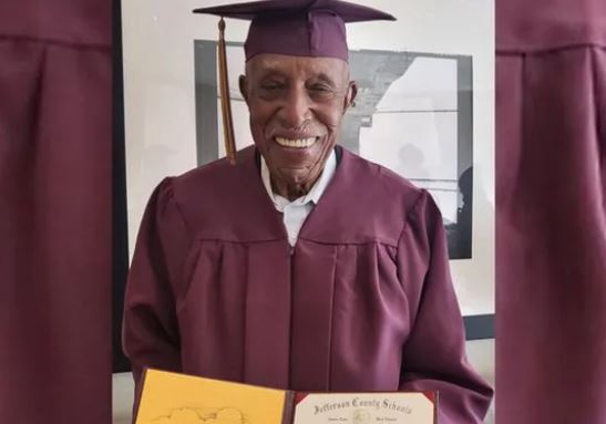 أمريكي يحصل على الثانوية بعمر 101 عام