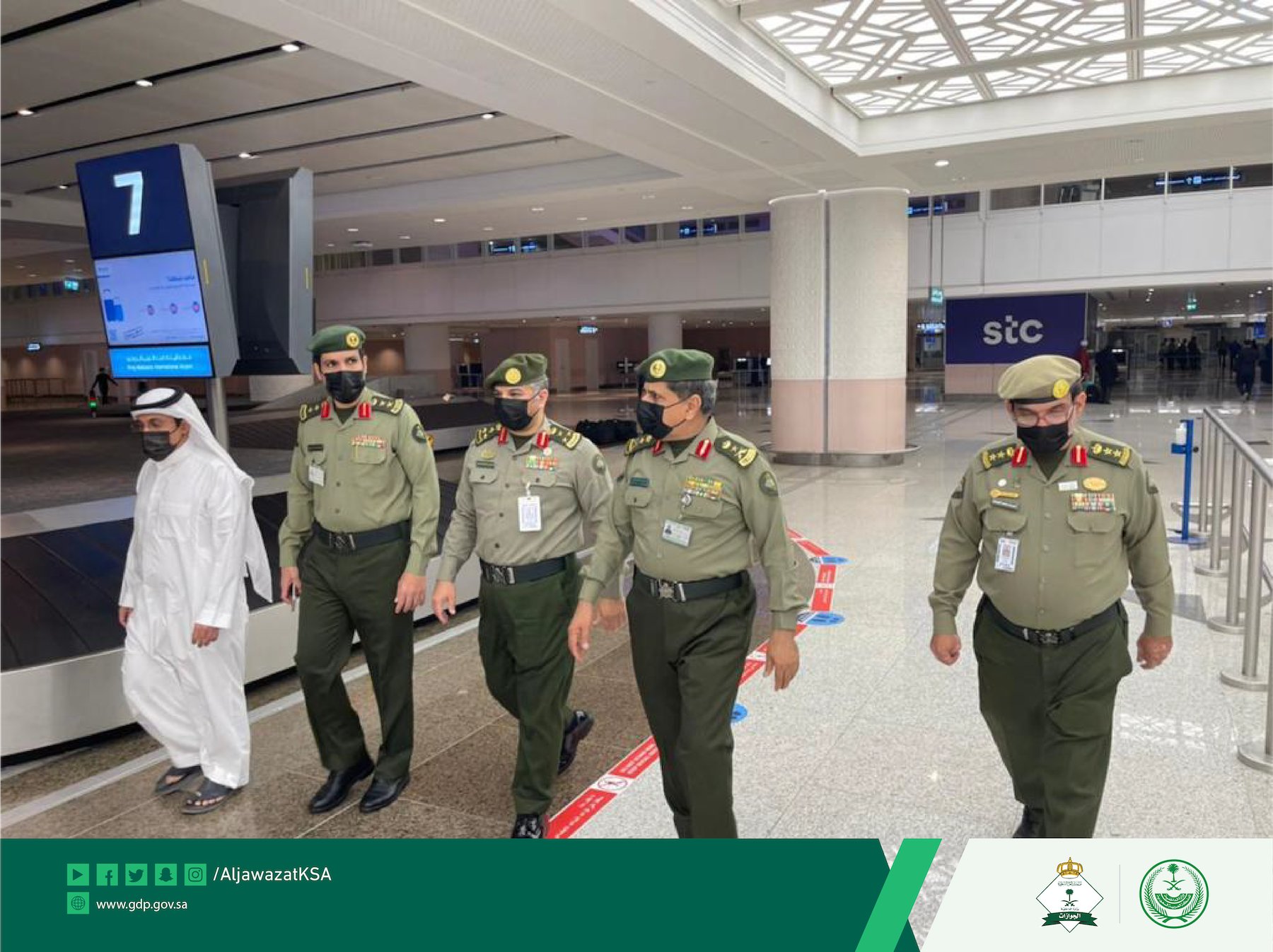 مدير عام الجوازات يتفقد صالات مطار الملك عبدالعزيز 