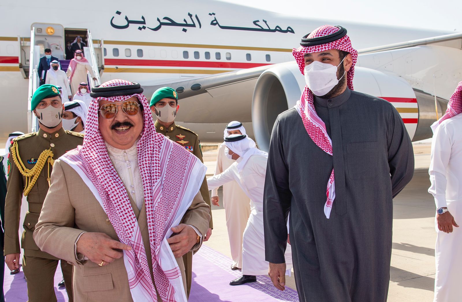 ملك البحرين يصل الرياض وولي العهد في مقدمة مستقبليه