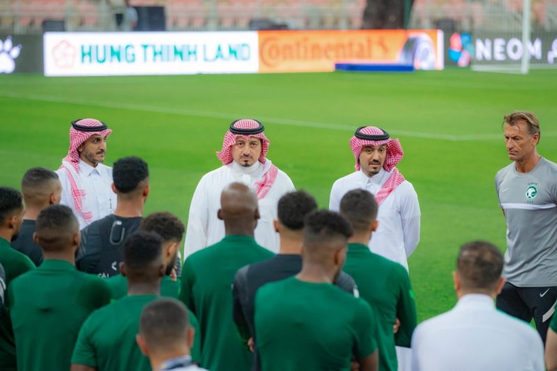 وزير الرياضة مع لاعبي المنتخب السعودي