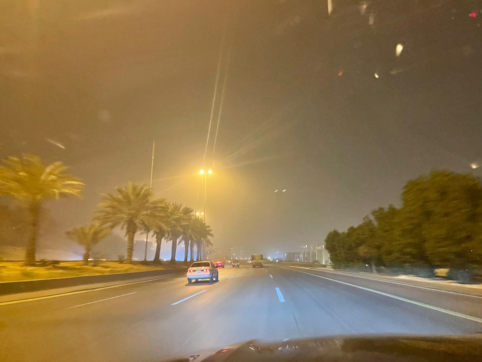رياح وغبار وشبه انعدام الرؤية في الرياض الآن