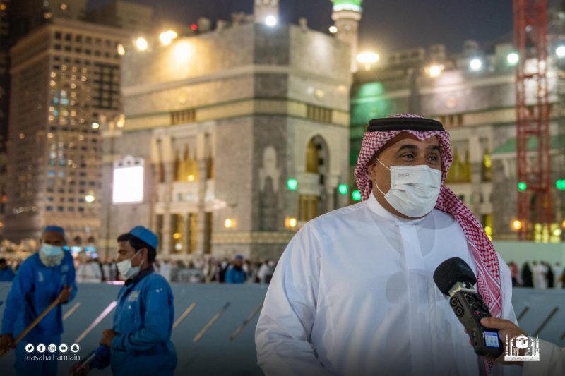 40 دقيقة لتطهير المسجد الكبير وساحاته بعد صلاة العشاء ليلة 27 رمضان - مواطن