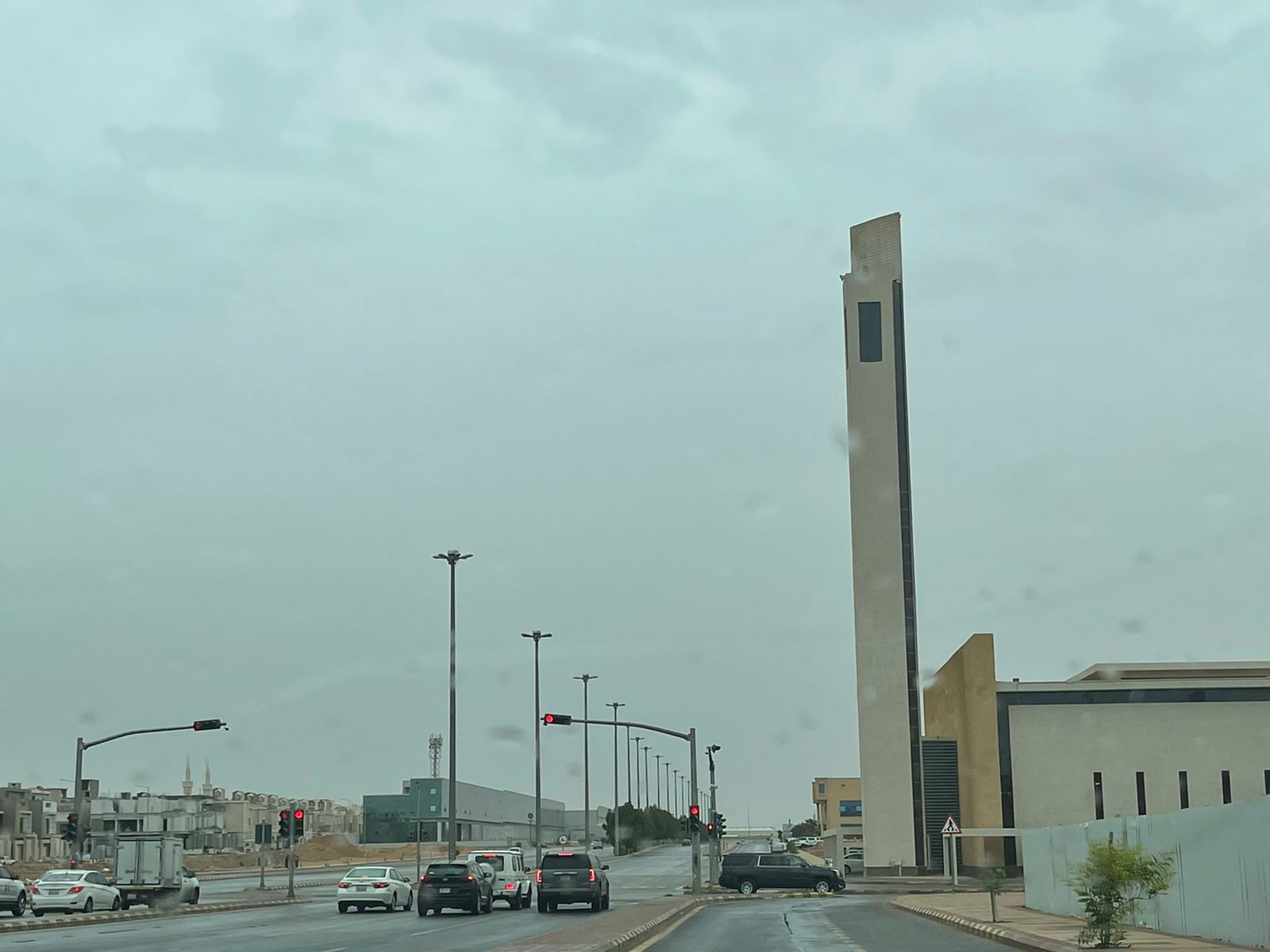 بالفيديو.. هطول أمطار متوسطة إلى غزيرة على الرياض