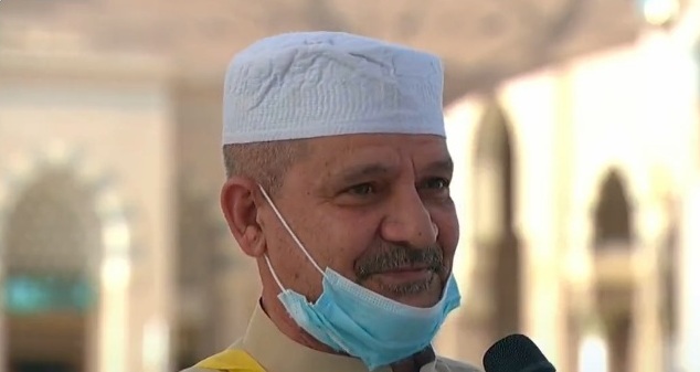 بدموع الفرح.. مسن عراقي يعبر عن مشاعره بزيارته لـ المسجد النبوي