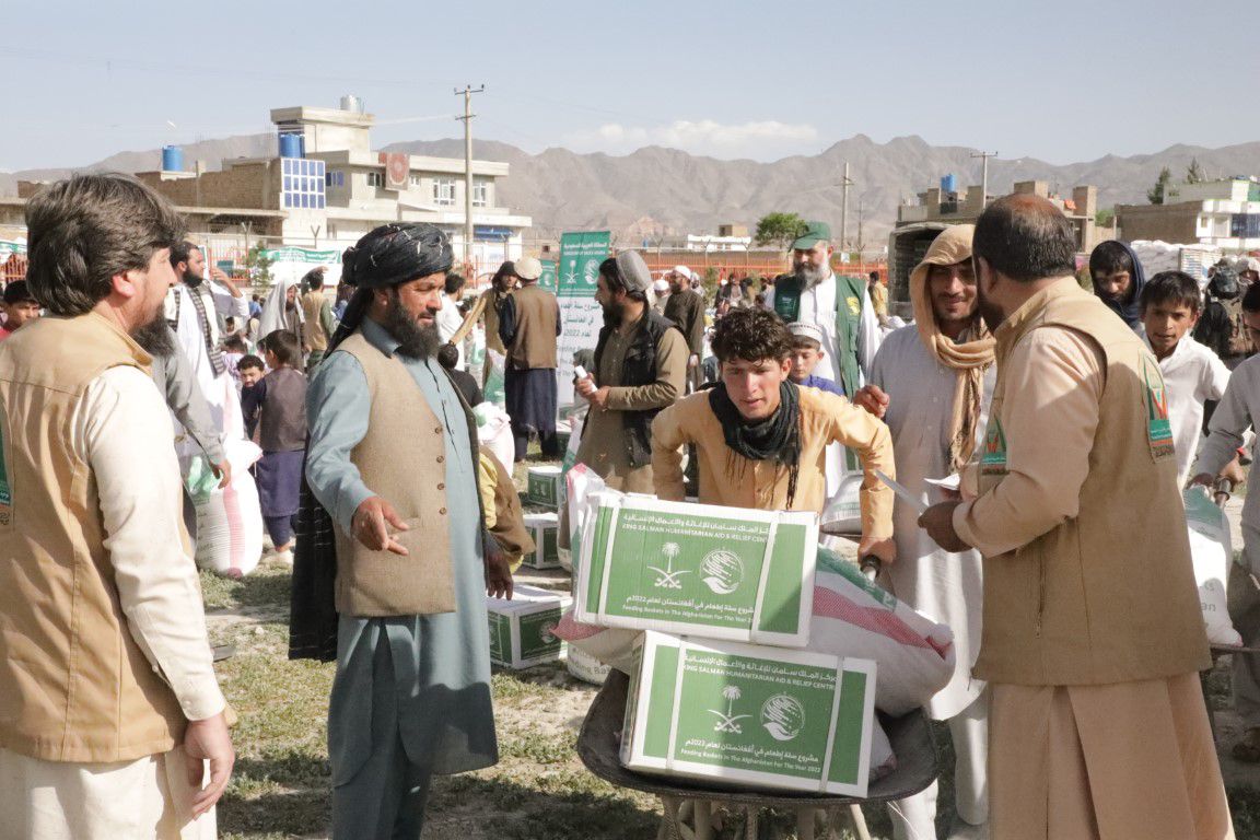 مركز الملك سلمان للإغاثة يُوزع 700 سلة غذائية رمضانية في العاصمة الأفغانية