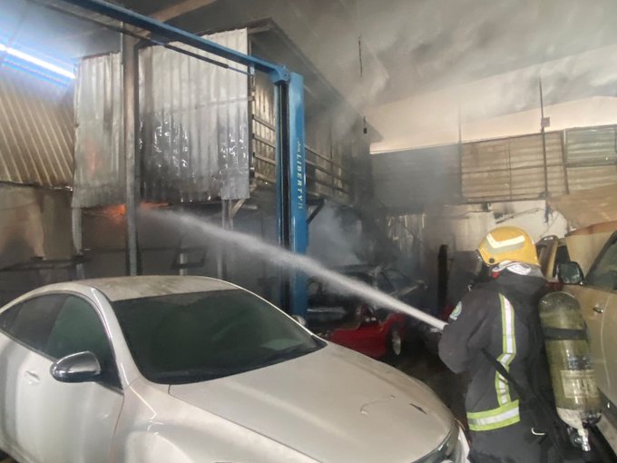 حريق بورشة بحي السعادة في الرياض وتضرر 6 مركبات