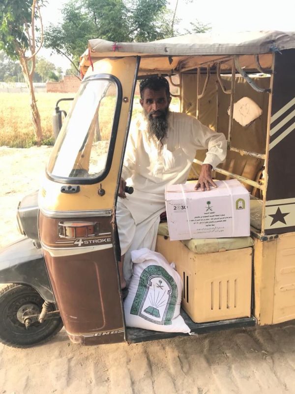 الشؤون الإسلامية توزع 640 سلة غذائية في باكستان - المواطن