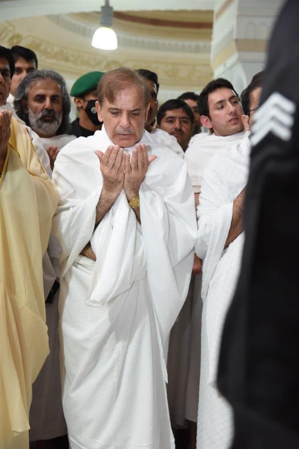 رئيس وزراء باكستان يؤدي مناسك العمرة