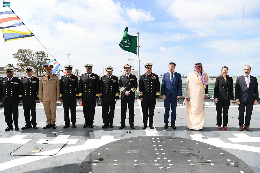 قائد القوات البحرية يُدشن سفينة جلالة الملك الجبيل