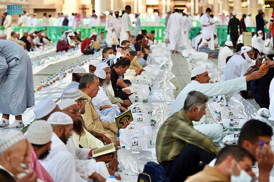 مشاهد إيمانية من ساحات المسجد النبوي قبل موعد الإفطار