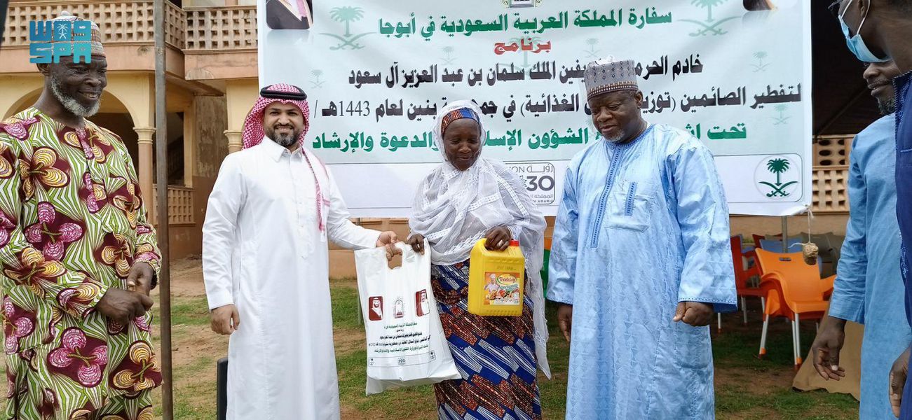 توزيع هدية خادم الحرمين لتفطير الصائمين في جمهورية بنين