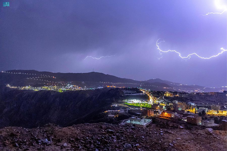 لمعان البرق وزخات المطر المستمر يزين سماء منطقة الباحة