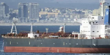 أبعاد كارثية لغرق سفينة الوقود قبالة سواحل تونس