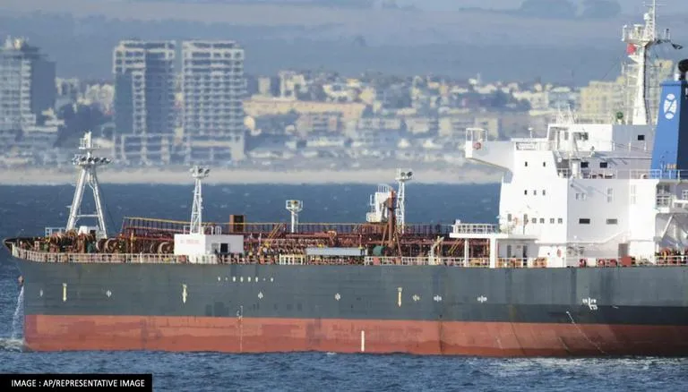 أبعاد كارثية لغرق سفينة وقود قبالة سواحل تونس