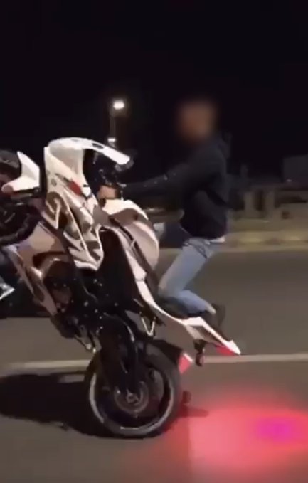 ضبط سائق دراجة آلية على إطار واحد في مكة