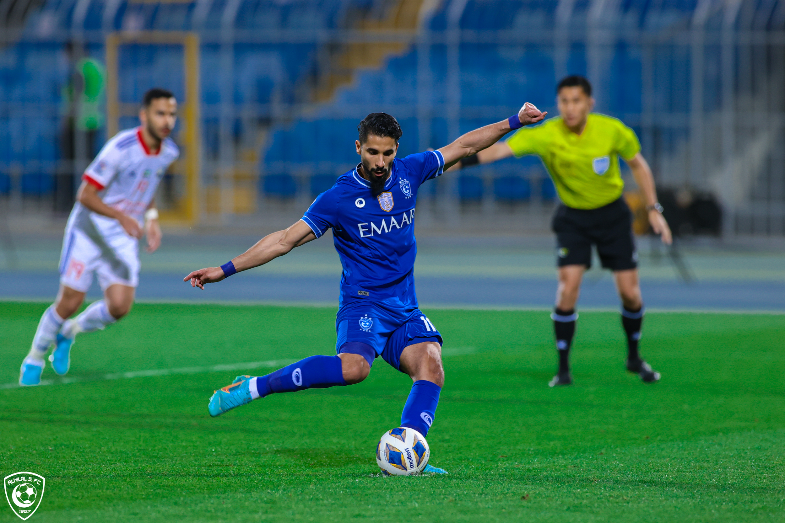 صالح الشهري يغادر مباراة الهلال والشارقة مصابًا