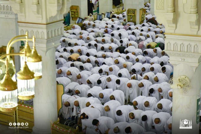 جموع المصلين تؤدي صلاة تراويح ليلة 21 شهر رمضان المبارك بالمسجد الحرام