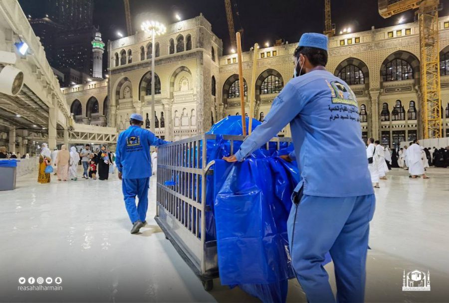 رفع 2000 طن نفايات من المسجد الحرام خلال 15 يومًا من رمضان