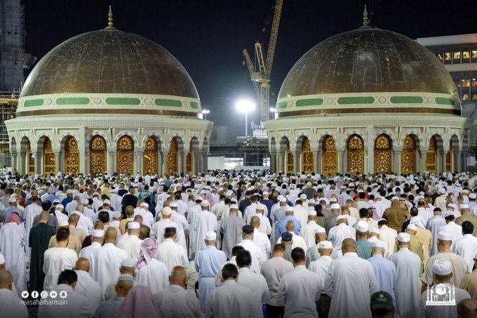 جموع المصلين تؤدي صلاة تراويح ليلة 16 رمضان بالمسجد الحرام وتوسعاته وساحاته