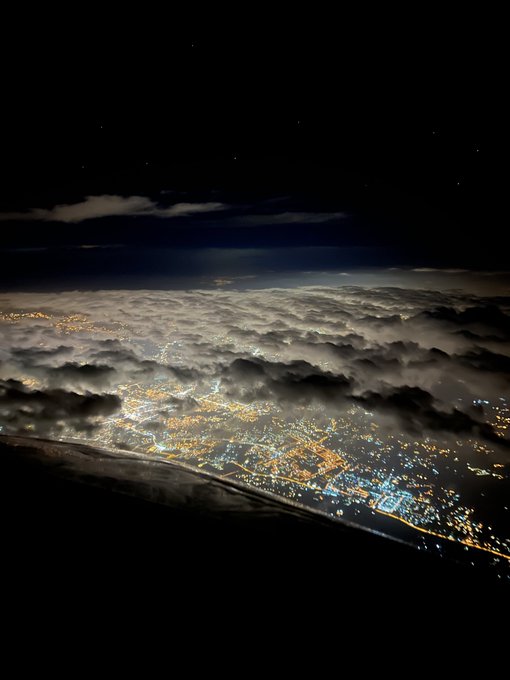 على ارتفاع 30 ألف قدم.. الضباب يزين سماء أبها ليلًا - المواطن
