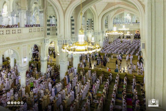 جموع المصلين تؤدي صلاة تراويح ليلة 28 رمضان بالمسجد الحرام وتوسعاته وساحاته