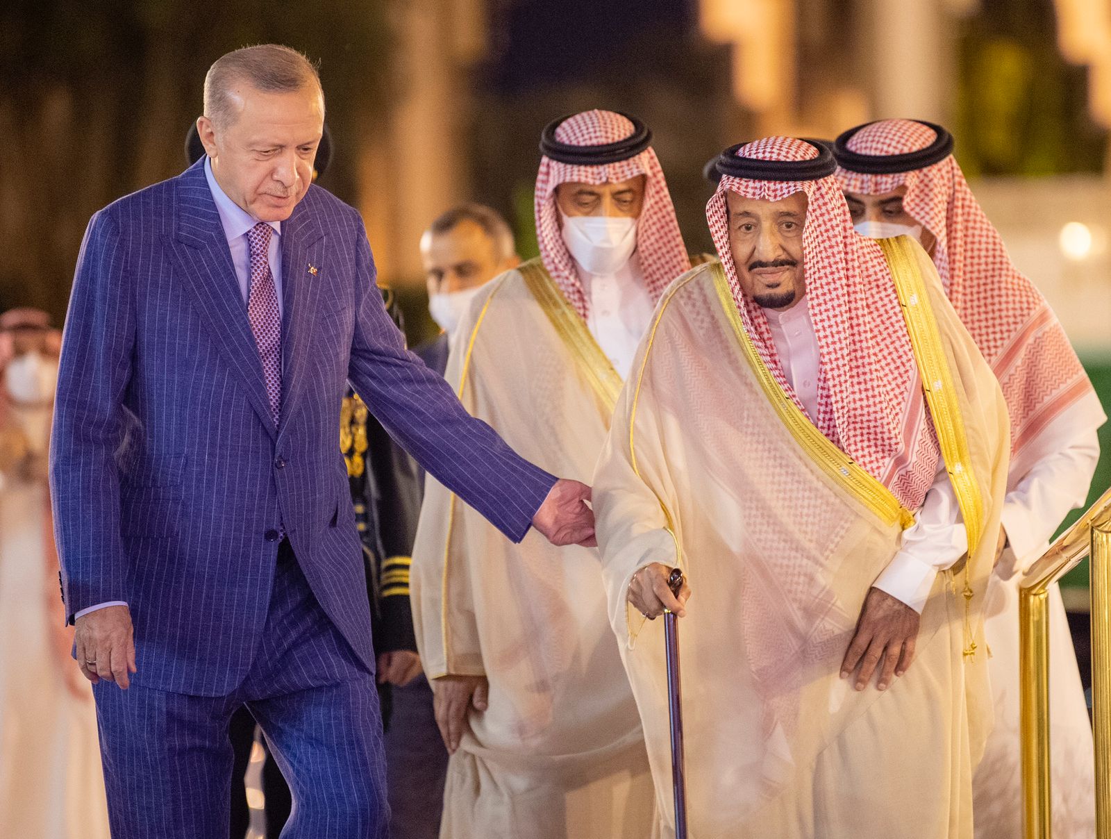 الملك سلمان يستقبل أردوغان ويُقيم مأدبة عشاء تكريمًا له