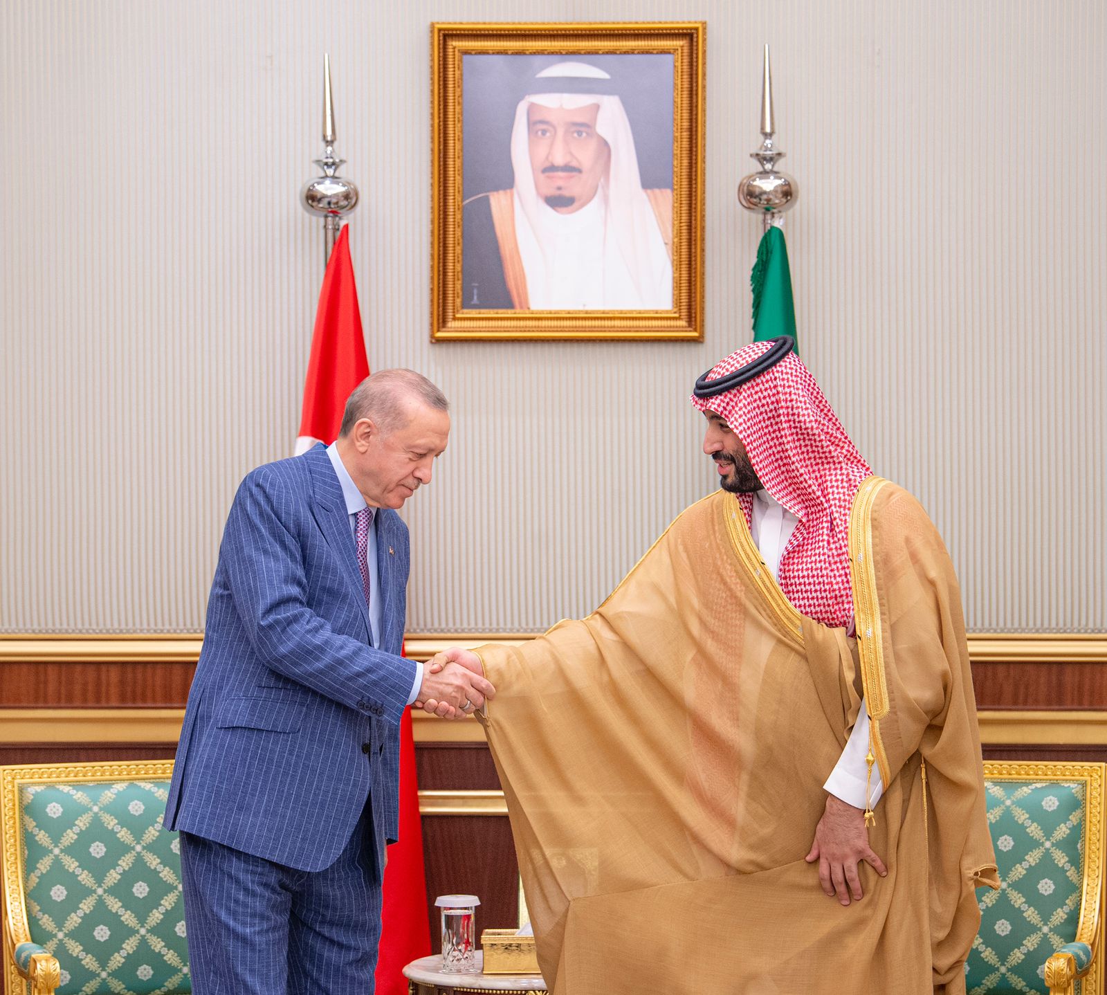 ولي العهد وأردوغان يعقدان اجتماعًا بقصر السلام في جدة