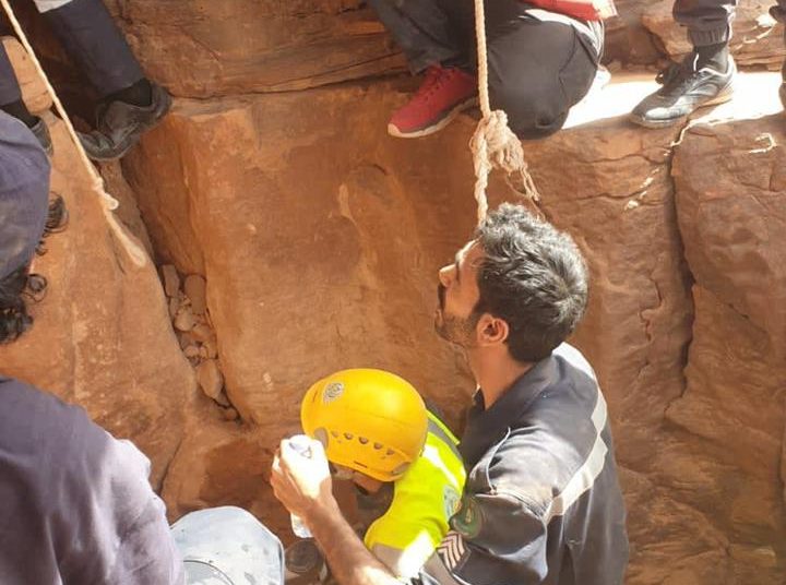 شاهد.. لقطات من إنقاذ شاب علق بين الصخور في تبوك - المواطن