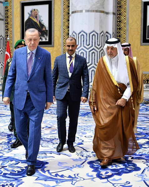 أردوغان يصل جدة وخالد الفيصل في مقدمة مستقبليه
