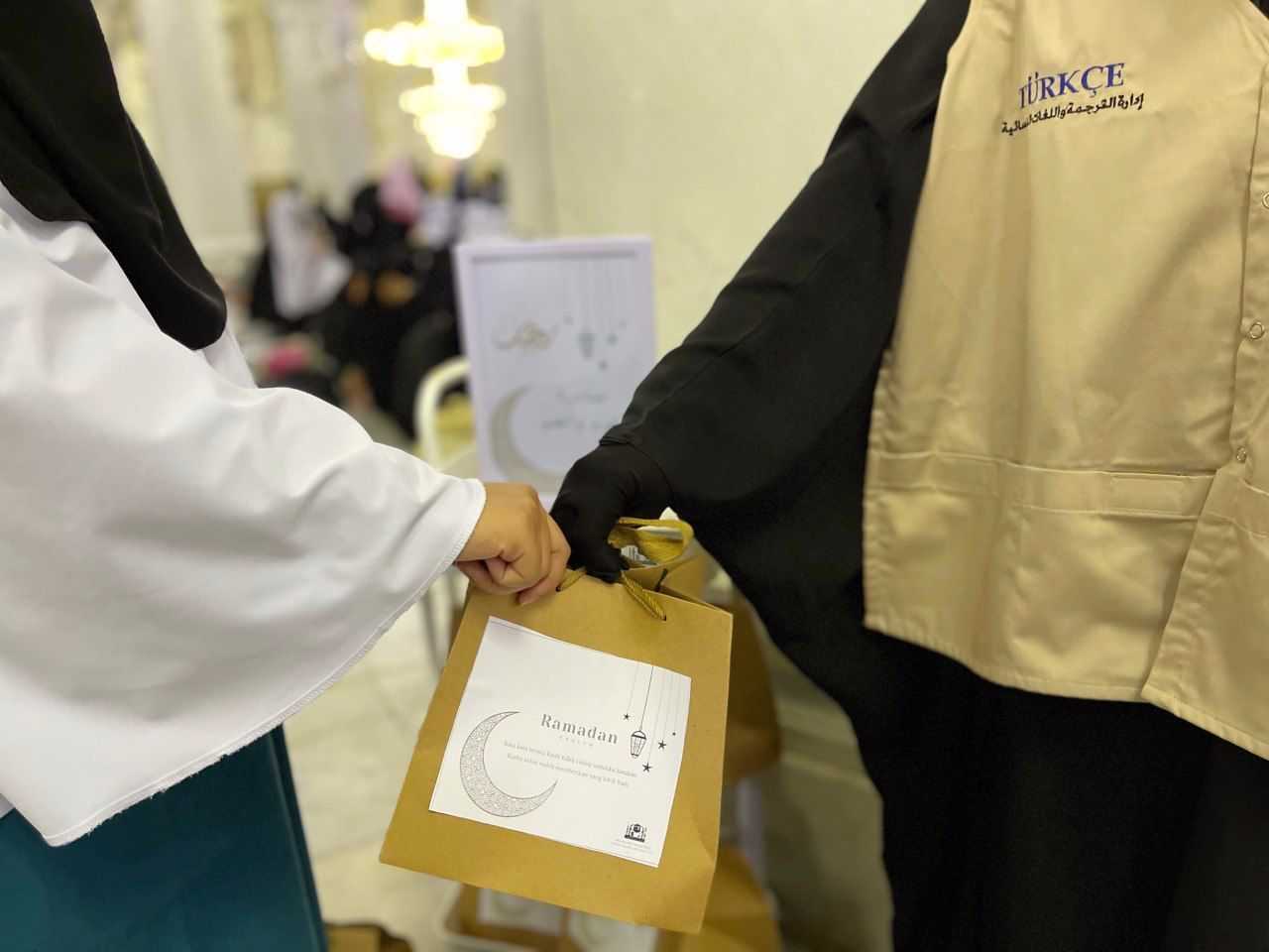 تنفيذ مبادرة القيم الرمضانية ضمن برنامج السلة الرمضانية لعاملات المسجد الحرام