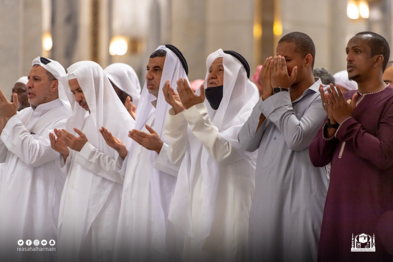 أجواء إيمانية مفعمة بالدعاء في صلاة تراويح ليلة 4 رمضان