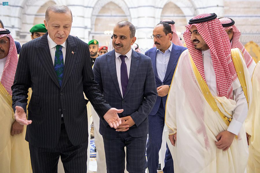 أردوغان يغادر جدة وبدر بن سلطان في وداعه 