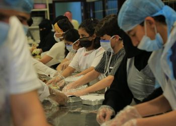 أطفال الشمالية يشاركون في إعداد وجبات الصائمين - المواطن