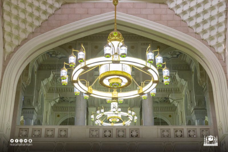 يتولى أكثر من 800 مهندس وفني صيانة المسجد الكبير - مواطن