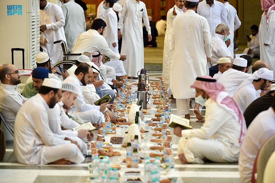 مشاهد من إفطار الصائمين في مسجد قباء