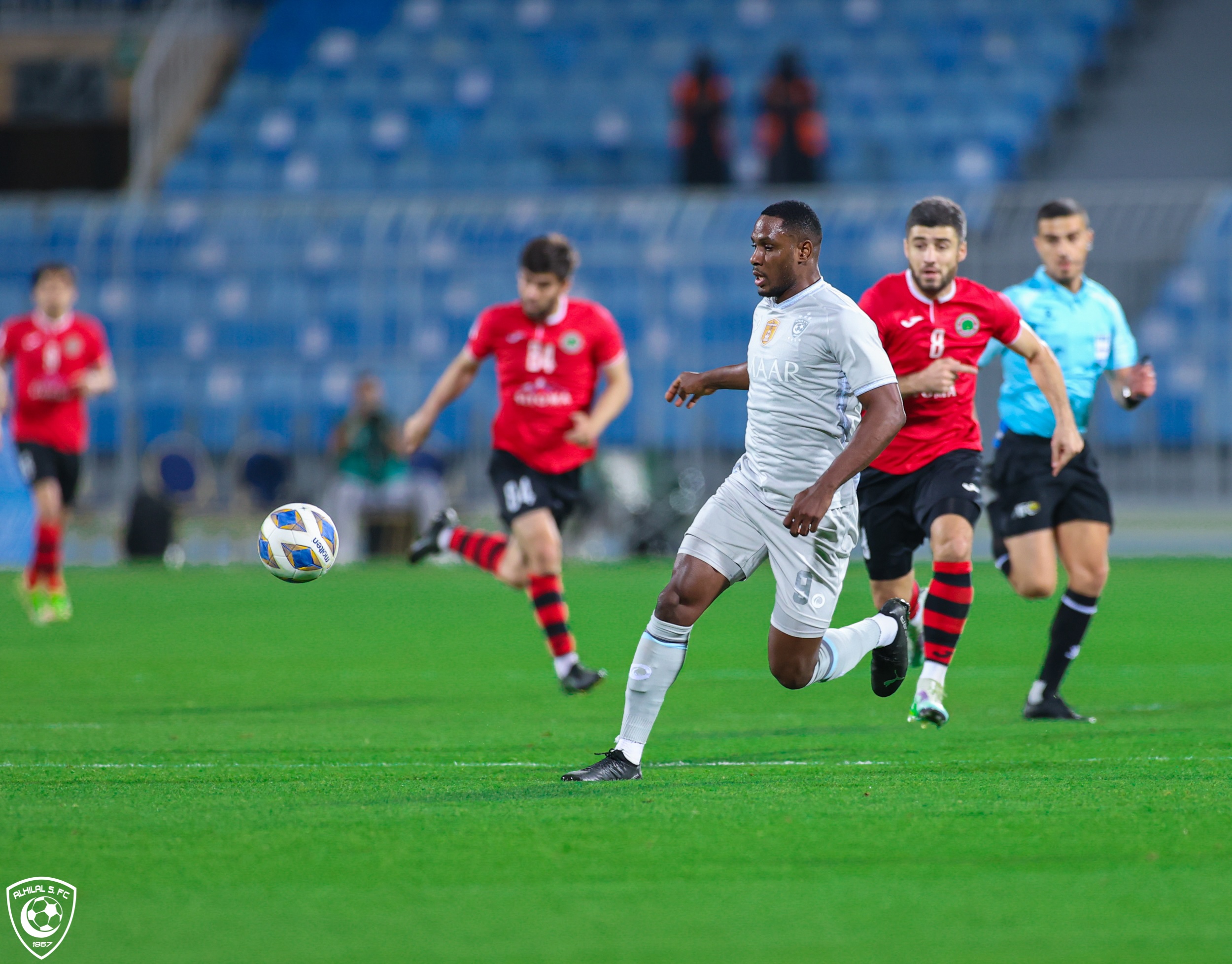 الهلال يُنهي الشوط الأول متقدمًا بثنائية