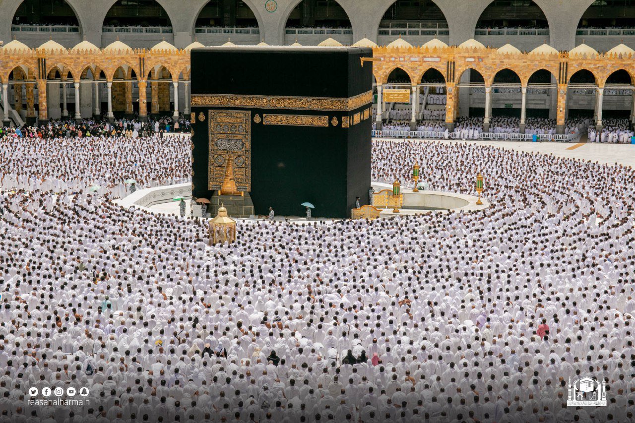 جموع المصلين يؤدون آخر جمعة في رمضان بالمسجد الحرام