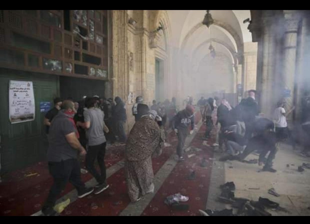 اندلاع حريق في المصلى القبلي جراء اقتحام المسجد الأقصى