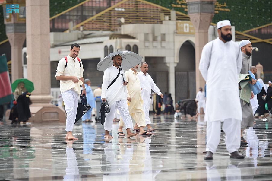 أمطار المدينة ترسم البهجة على زوار المسجد النبوي