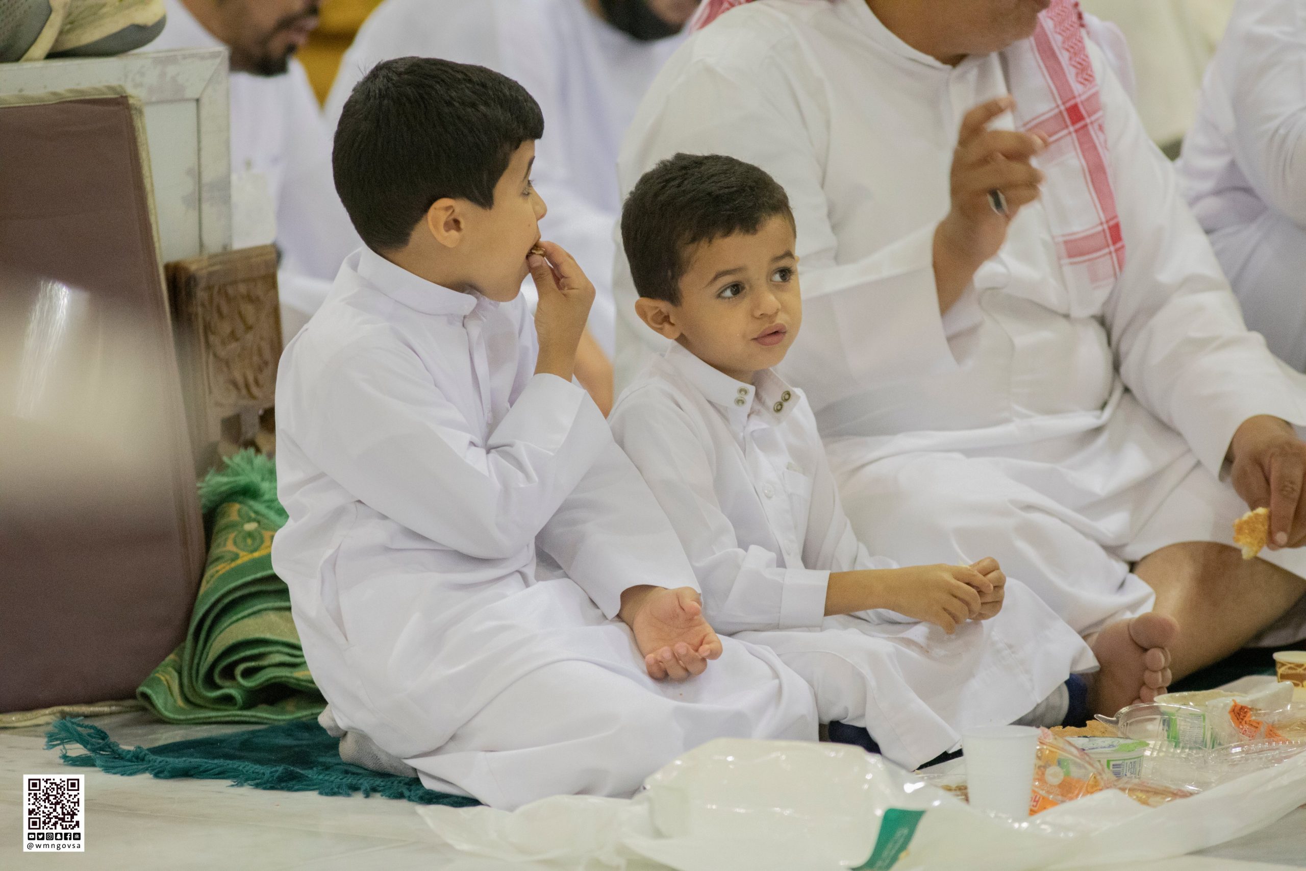 مشاهد من إفطار الصائمين في المسجد النبوي