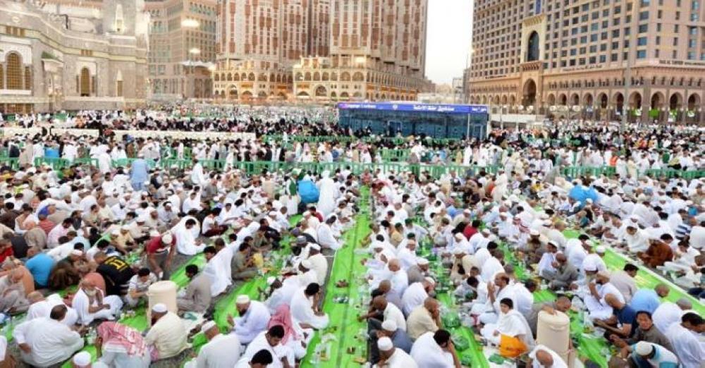 13 ألف سفرة وتوزيع 120 ألف وجبة جافة بالمسجد الحرام يوميًّا