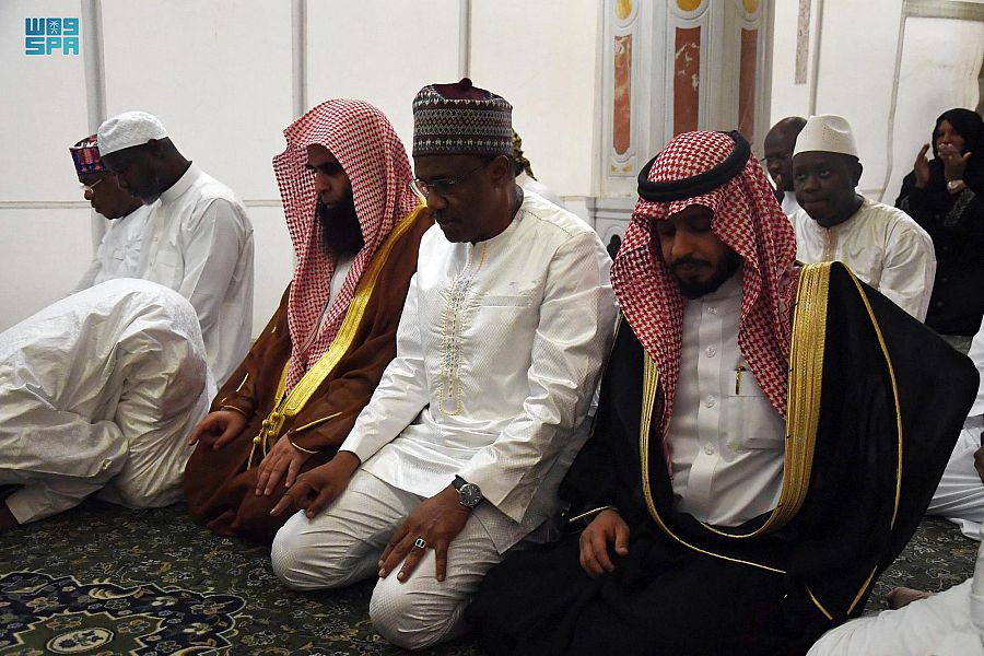 الرئيس الغيني يزور المسجد النبوي