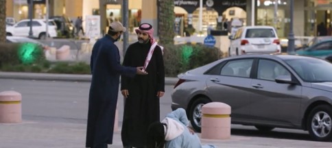 شاهد.. رجل يعنف زوجته والشارع السعودي يتدخل في الصدمة