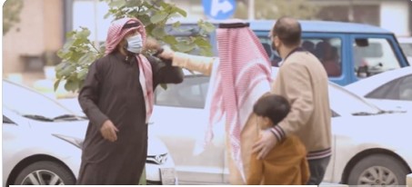 أب يعنف ابنه والشارع السعودي يتدخل بقوة في الصدمة 4