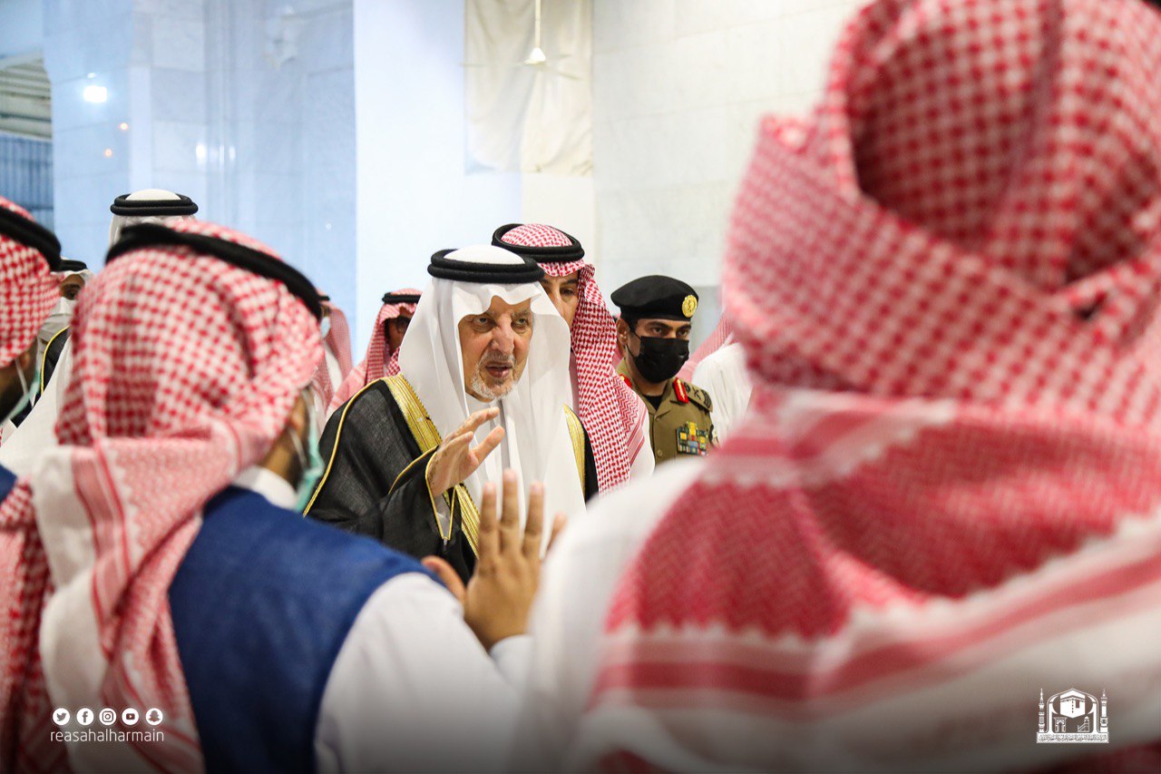 الفيصل يتفقد الجهود والخدمات والبرامج المقدمة لزوار المسجد الحرام