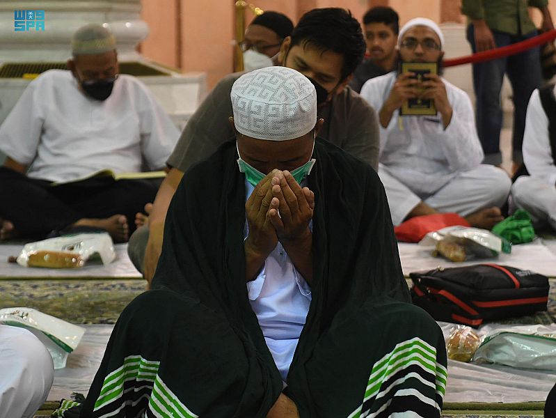 في المسجد النبوي أجواء روحانية مفعمة بالإيمان
